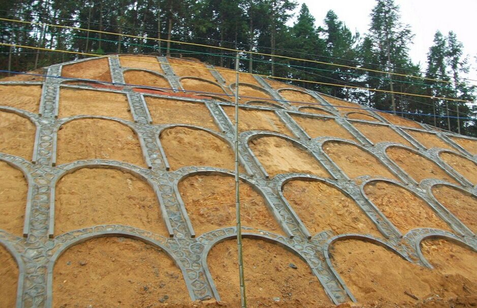 拱形護坡塑料模具應(yīng)用于高速公路護坡優(yōu)勢明顯